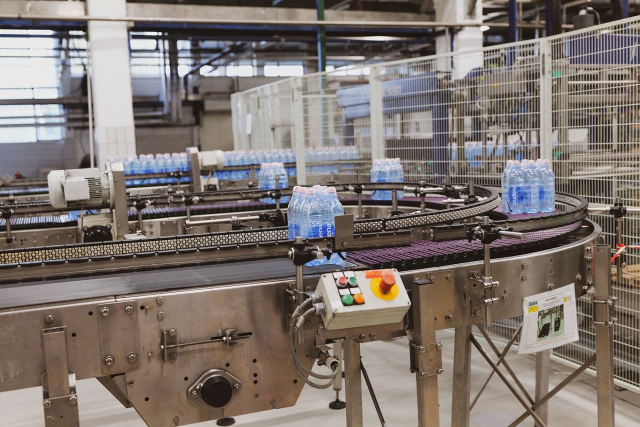 Línea de embotellado en una fábrica de alimentación