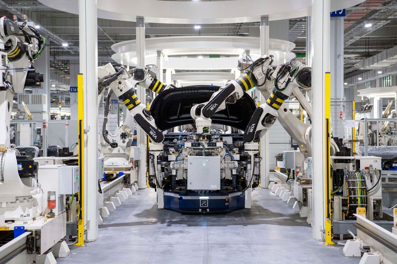 Robots ensamblando una carrocería en una línea de automoción