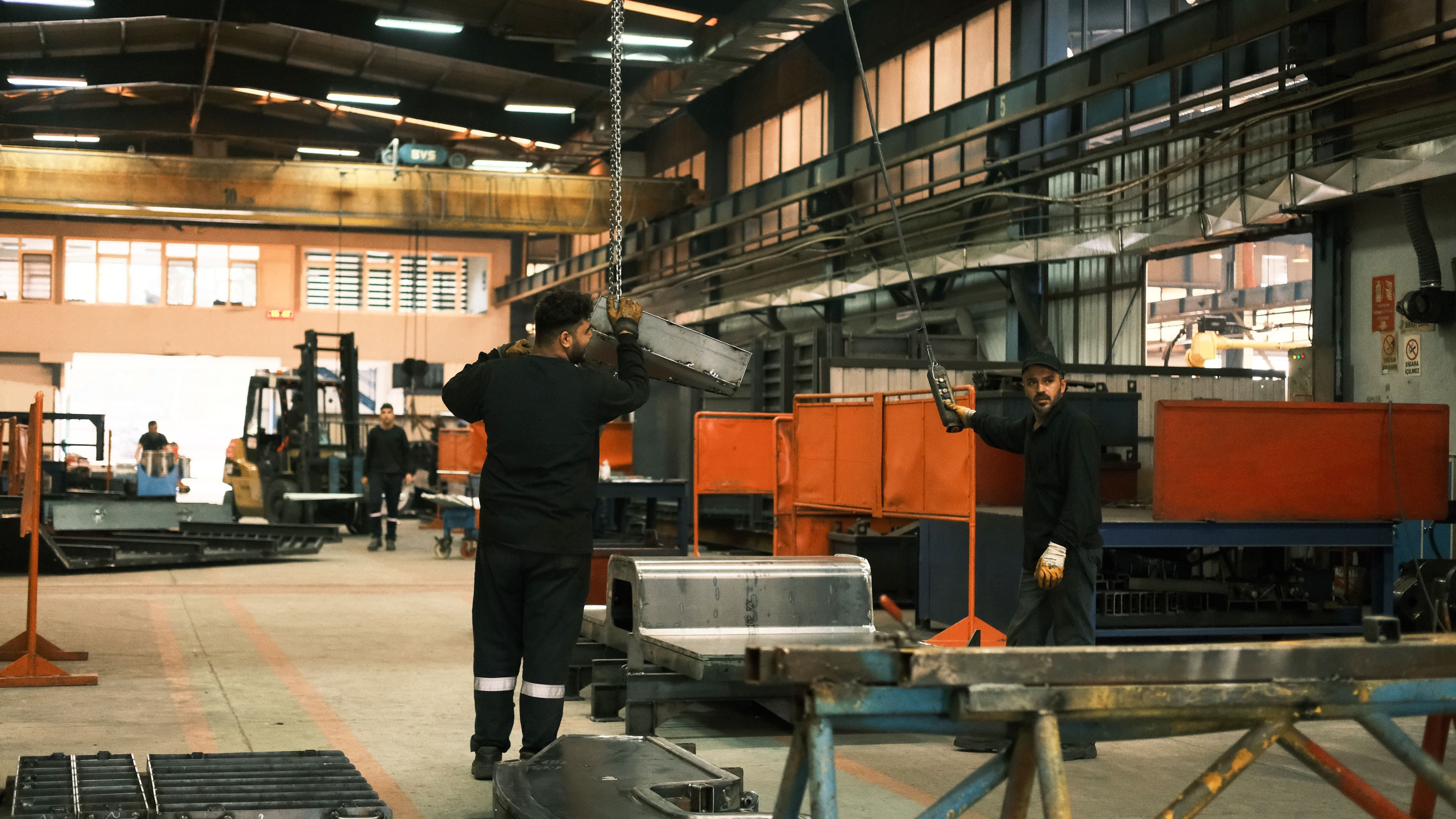 Operarios en una planta de fabricación metalmecánica