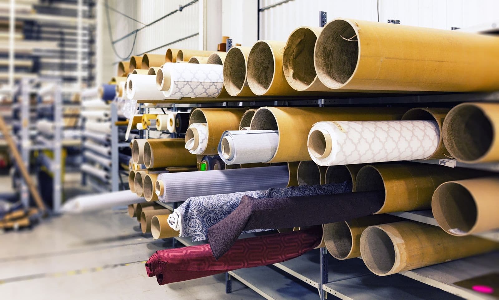 Rollos de tela almacenados en una planta textil